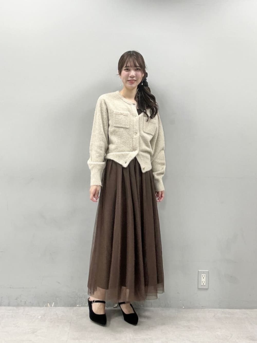 ブラウン系のワンピース、ベージュ系のカーディガン/ボレロを着用したレディースの夏コーディネートの3枚目の写真