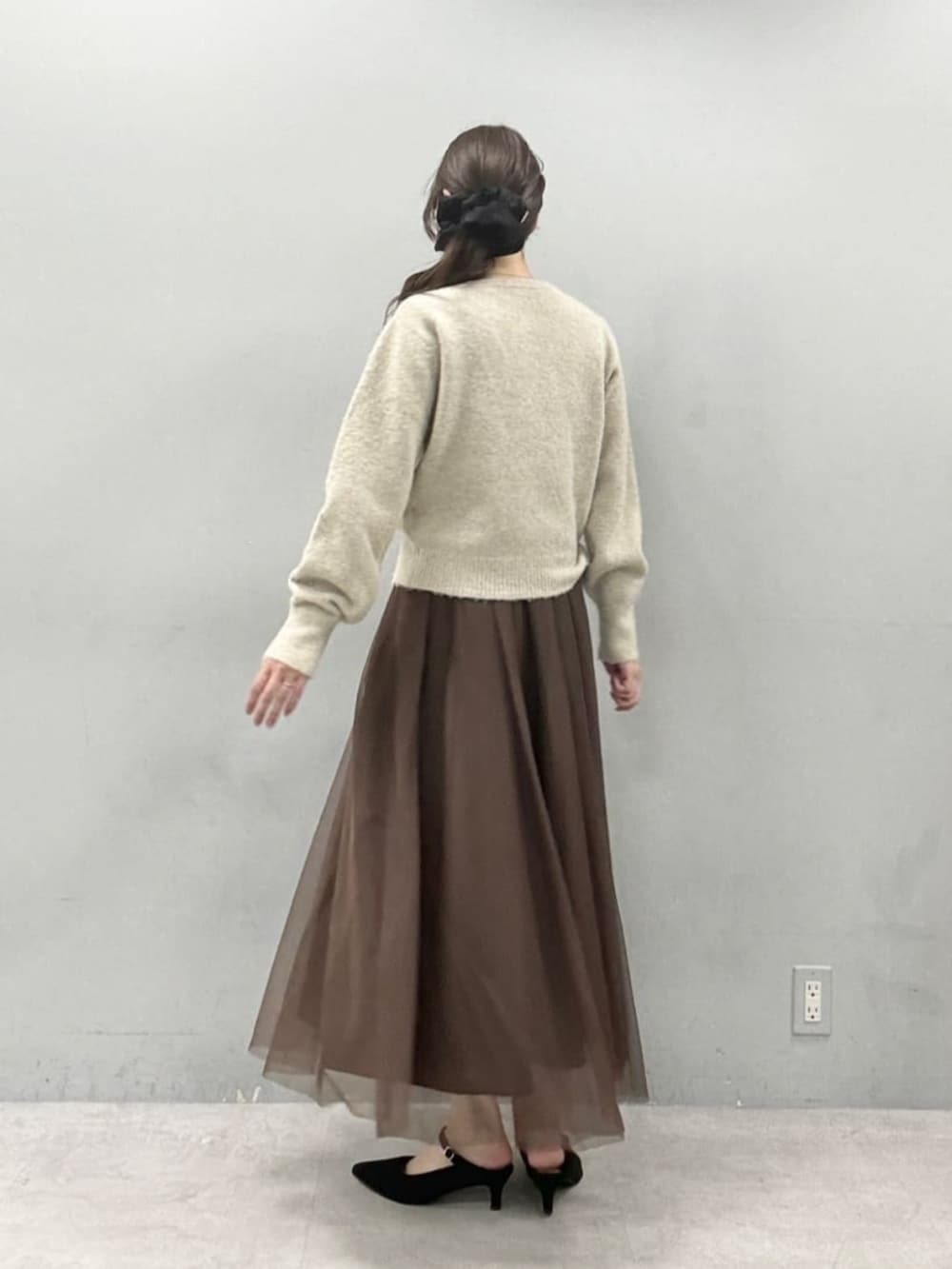 ブラウン系のワンピース、ベージュ系のカーディガン/ボレロを着用したレディースの夏コーディネートの4枚目の写真