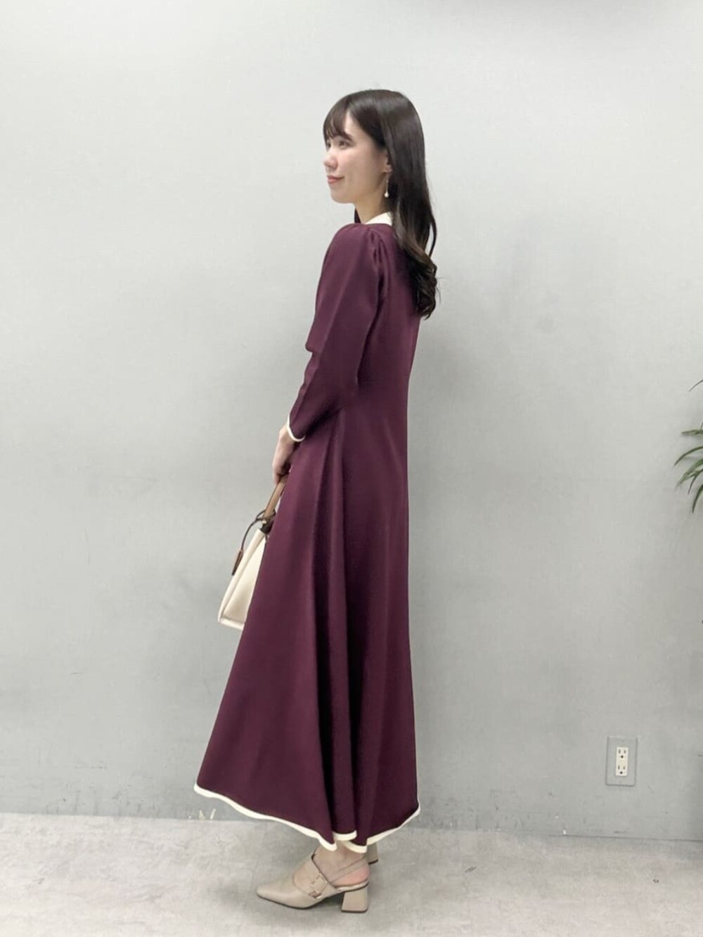 ブラック系のワンピース、レッド系のワンピースを着用したレディースの夏コーディネートの5枚目の写真