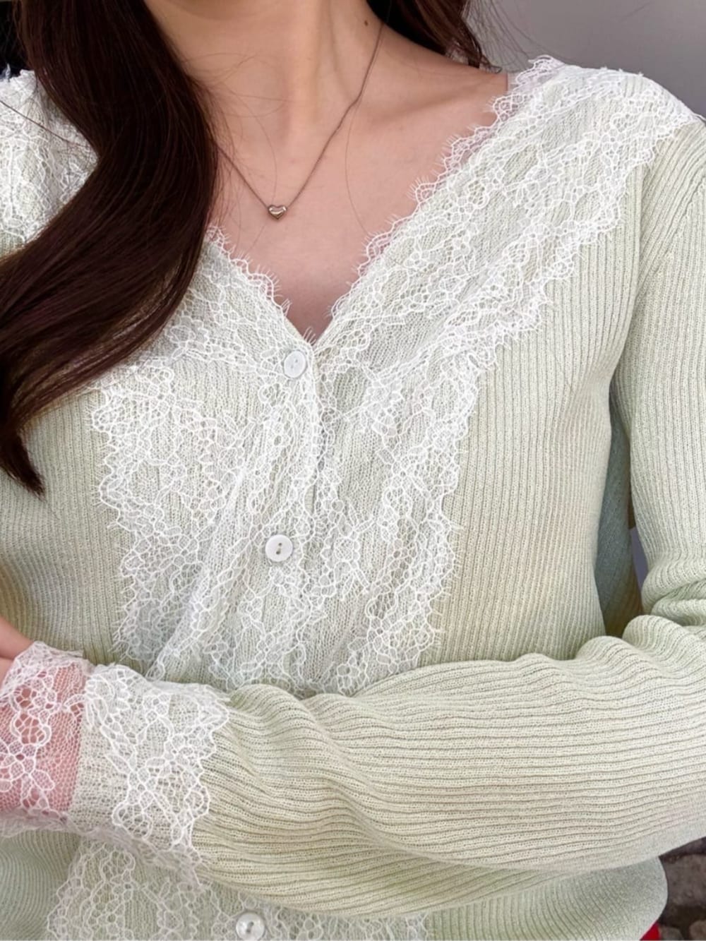 グリーン系のカーディガン/ボレロ、ブラウン系のショルダーバッグを着用したレディースの冬コーディネートの9枚目の写真