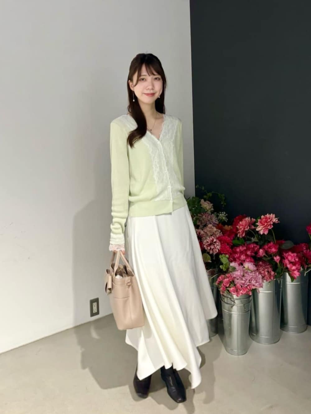 グリーン系のカーディガン/ボレロ、ブラウン系のショルダーバッグを着用したレディースの冬コーディネートの2枚目の写真