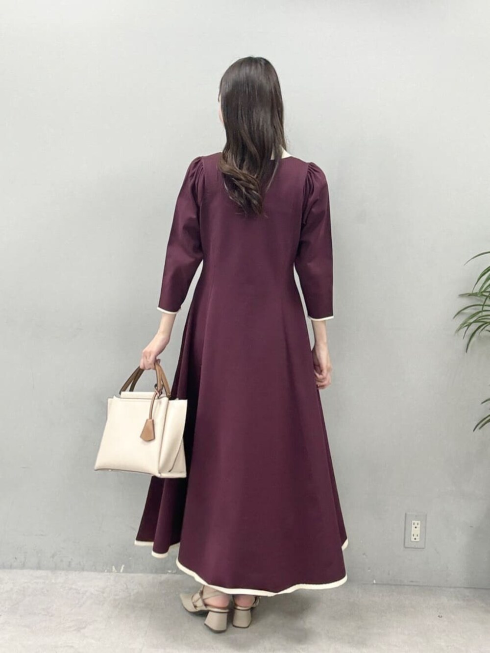 ブラック系のワンピース、レッド系のワンピースを着用したレディースの夏コーディネートの7枚目の写真