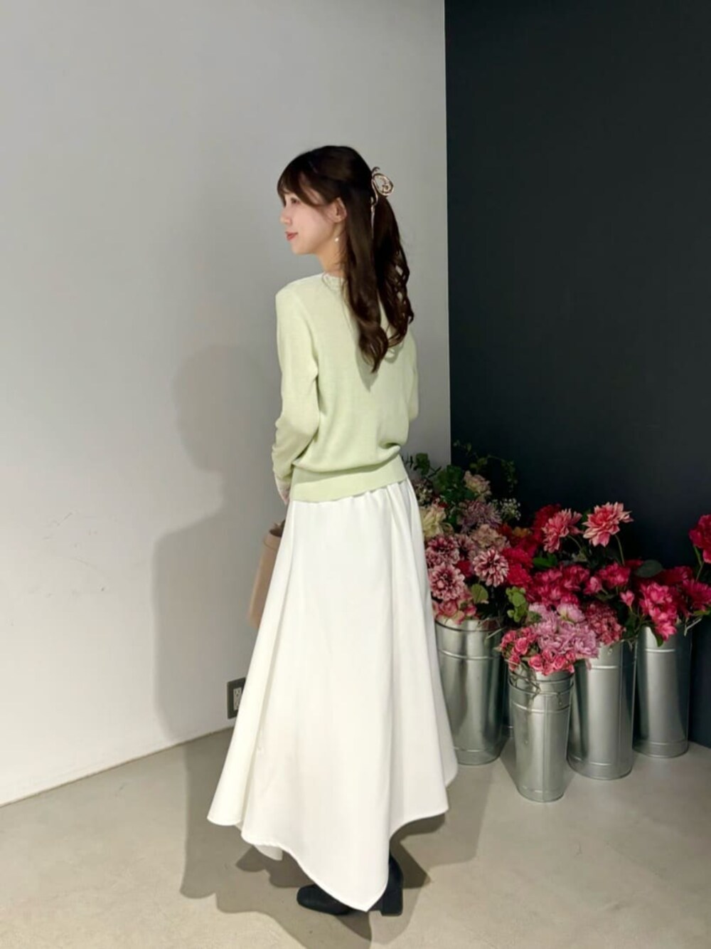 グリーン系のカーディガン/ボレロ、ブラウン系のショルダーバッグを着用したレディースの冬コーディネートの3枚目の写真