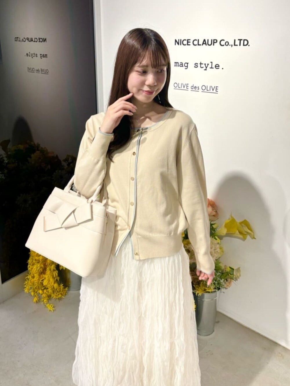 ホワイト系のサンダル、ベージュ系のカーディガン/ボレロ、ホワイト系のスカートを着用したレディースの冬コーディネートの7枚目の写真