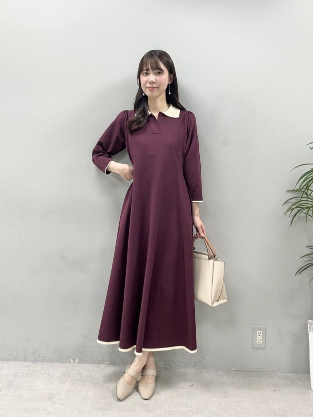 ブラック系のワンピース、レッド系のワンピースを着用したレディースの夏コーディネートの8枚目の写真