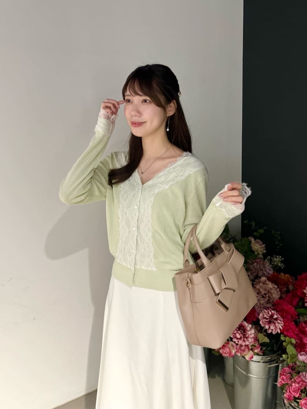 グリーン系のカーディガン/ボレロ、ブラウン系のショルダーバッグを着用したレディースの冬コーディネートの5枚目の写真