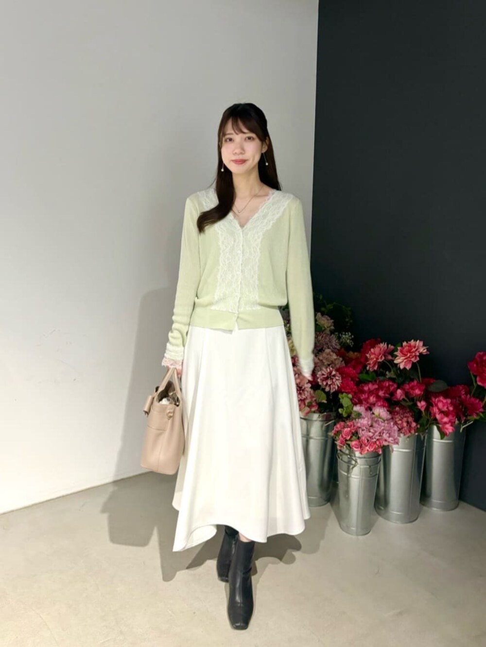 グリーン系のカーディガン/ボレロ、ブラウン系のショルダーバッグを着用したレディースの冬コーディネートの4枚目の写真