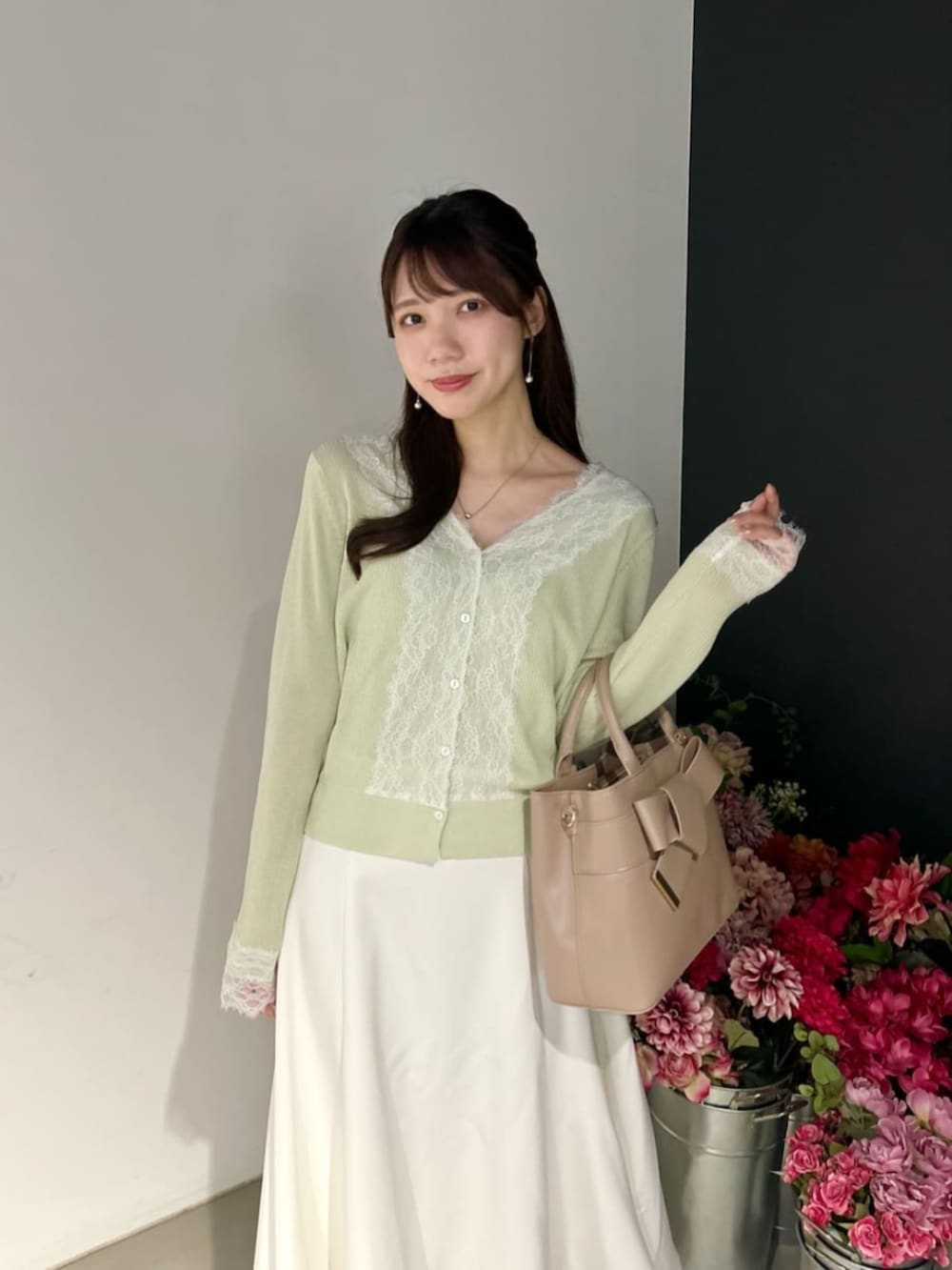 グリーン系のカーディガン/ボレロ、ブラウン系のショルダーバッグを着用したレディースの冬コーディネートの6枚目の写真