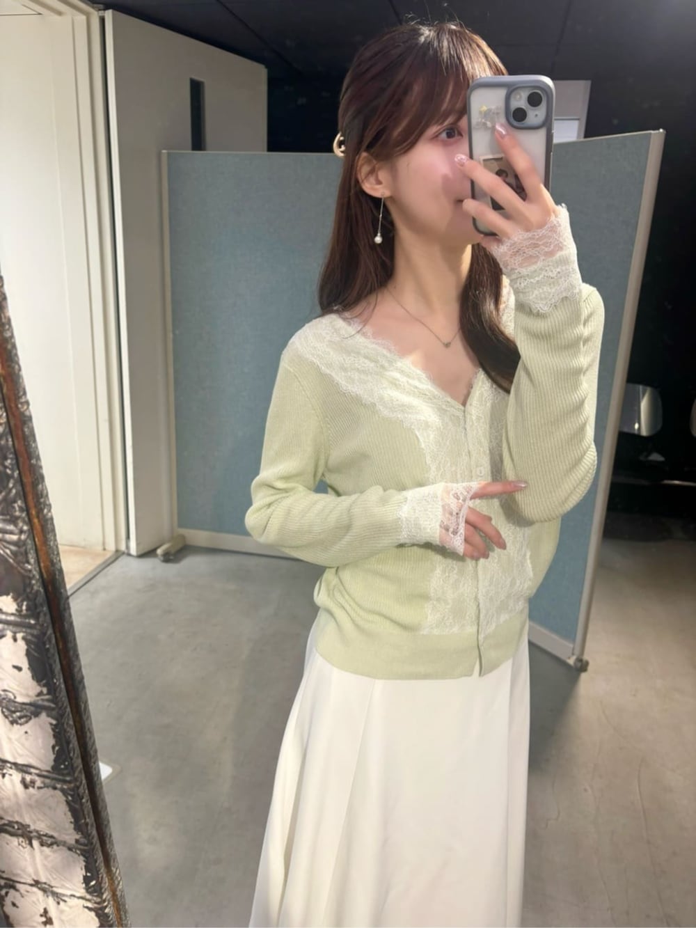 グリーン系のカーディガン/ボレロ、ブラウン系のショルダーバッグを着用したレディースの冬コーディネートの8枚目の写真