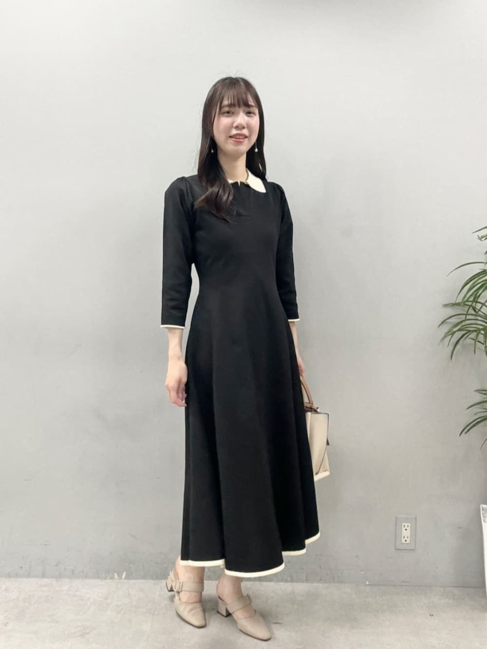 ブラック系のワンピース、レッド系のワンピースを着用したレディースの夏コーディネートの4枚目の写真