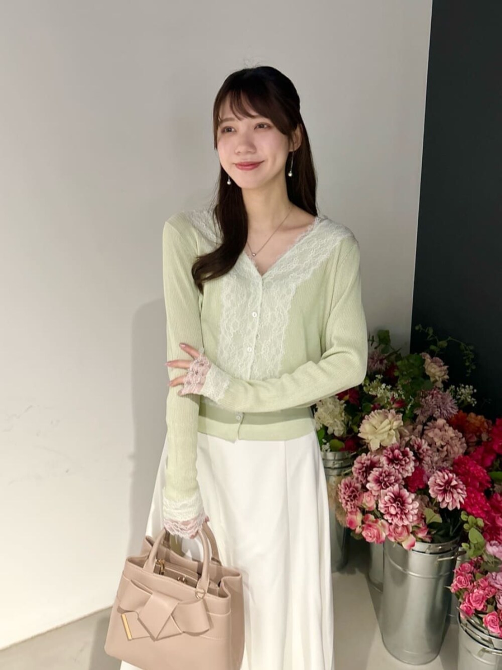 グリーン系のカーディガン/ボレロ、ブラウン系のショルダーバッグを着用したレディースの冬コーディネートの7枚目の写真