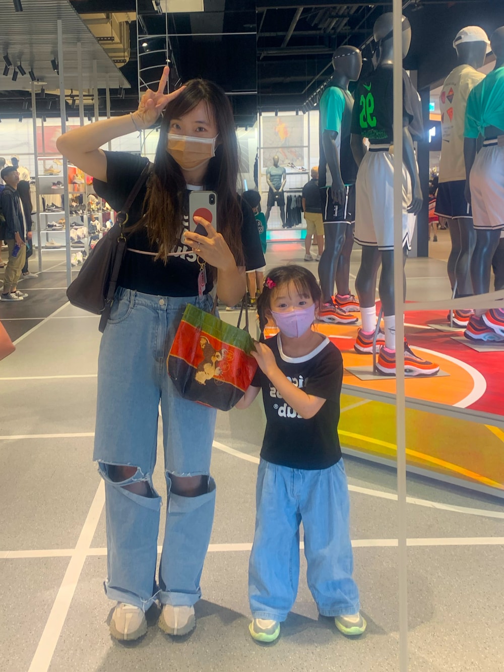 ブルー系のデニムパンツ、ブラック系のTシャツ/カットソー、ブルー系のデニムパンツを着用したレディースの夏コーディネートの2枚目の写真