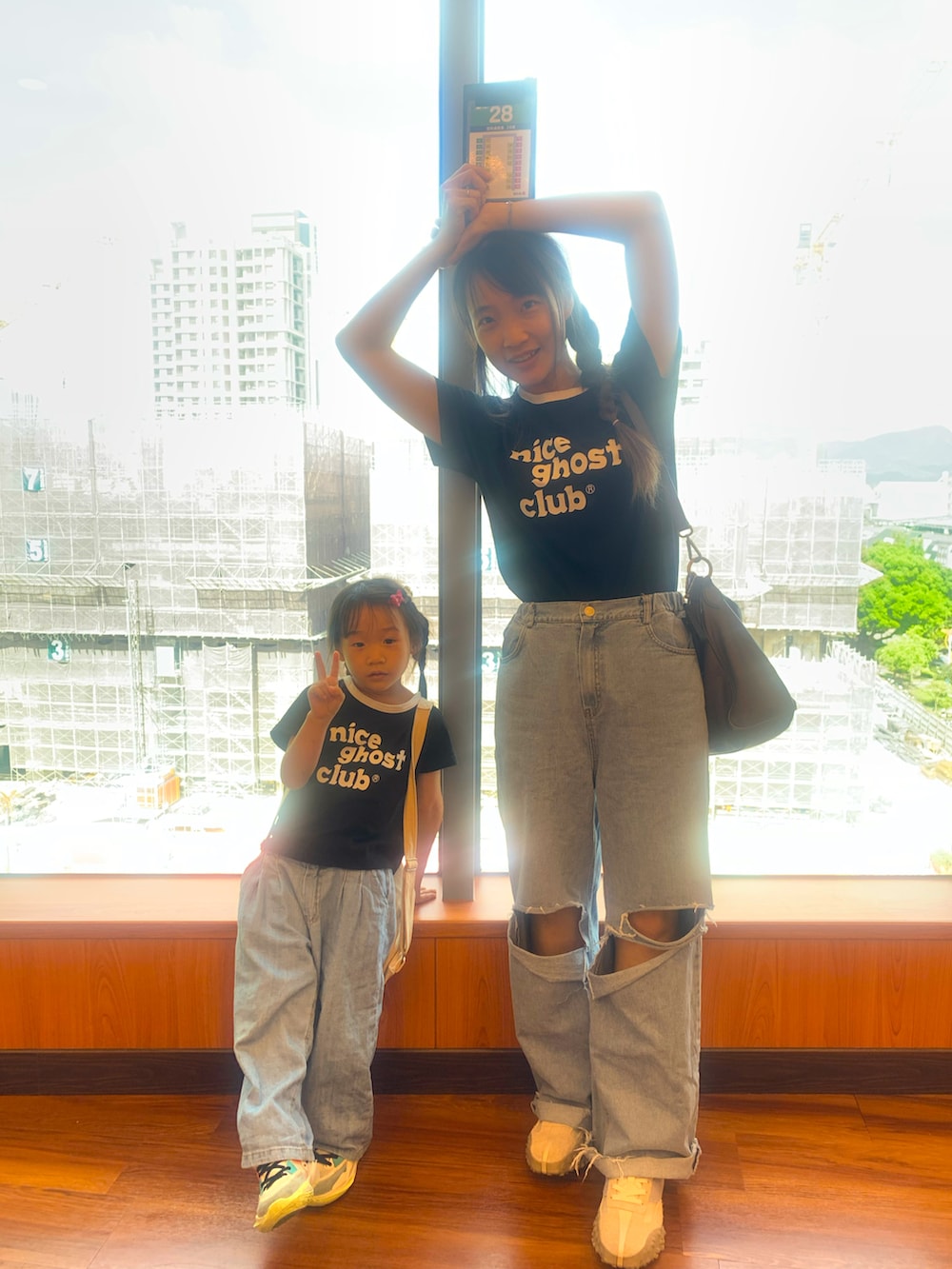 ブルー系のデニムパンツ、ブラック系のTシャツ/カットソー、ブルー系のデニムパンツを着用したレディースの夏コーディネートの3枚目の写真