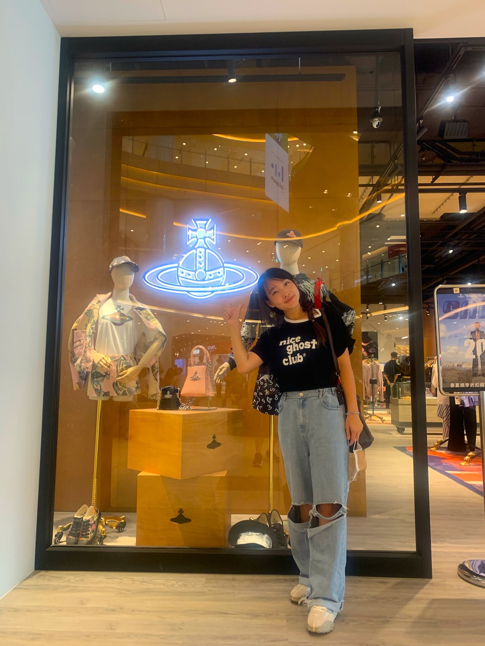 ブルー系のデニムパンツ、ブラック系のTシャツ/カットソー、ブルー系のデニムパンツを着用したレディースの夏コーディネートの4枚目の写真