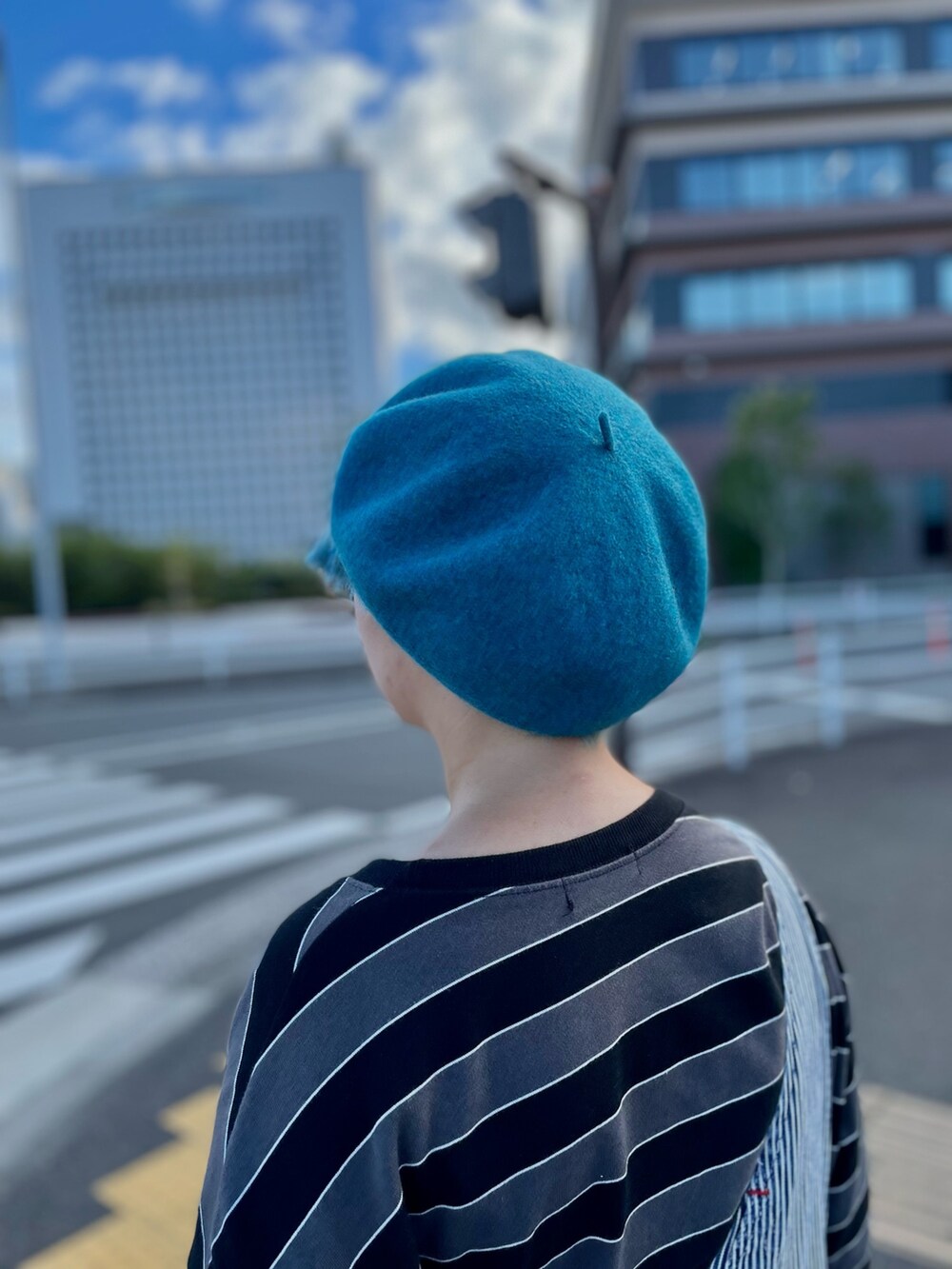 「着回しコーデ、おしゃれさんと繋がりたい、override、オーバーオール、オーバーサイズ、Tシャツ、ベレー帽、メガネ女子、バーバリー、古着MIX、お出かけコーデ」｜「OVERRIDEのOVERRIDE  EX FINE LAMBS TAM BERET（ハンチング/ベレー帽、ブルー系）」を使った、ﾊﾟェさん（レディース・166cm）の秋コーディネートの2枚目の写真