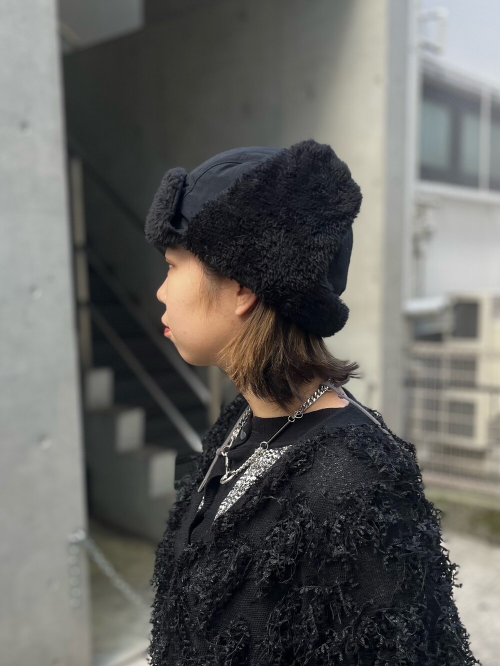 ブラック系のカーディガン/ボレロ、ブラック系のハットを着用したレディースの秋コーディネートの2枚目の写真