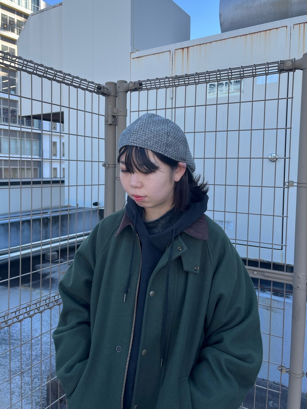 グレー系のハンチング/ベレー帽を着用したレディースの春コーディネートの3枚目の写真