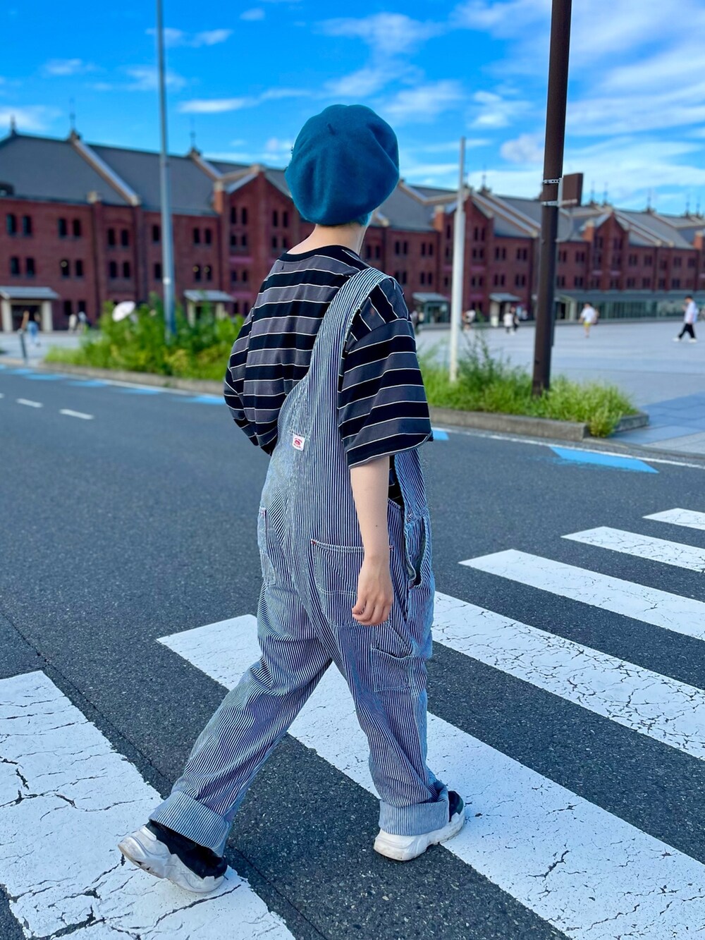 「着回しコーデ、おしゃれさんと繋がりたい、override、オーバーオール、オーバーサイズ、Tシャツ、ベレー帽、メガネ女子、バーバリー、古着MIX、お出かけコーデ」｜「OVERRIDEのOVERRIDE  EX FINE LAMBS TAM BERET（ハンチング/ベレー帽、ブルー系）」を使った、ﾊﾟェさん（レディース・166cm）の秋コーディネートの3枚目の写真