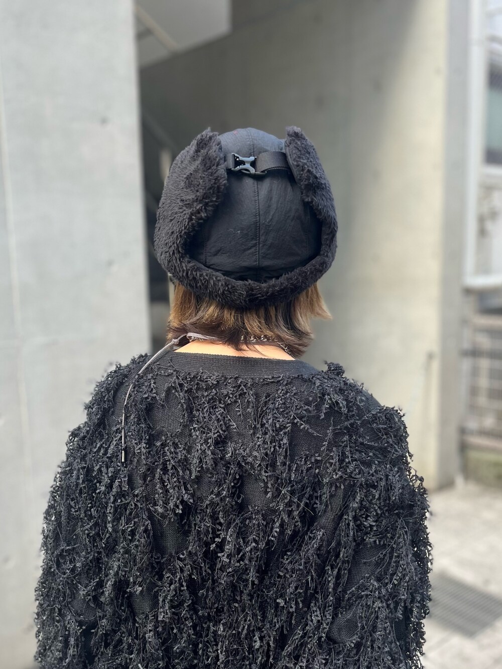 ブラック系のカーディガン/ボレロ、ブラック系のハットを着用したレディースの秋コーディネートの3枚目の写真