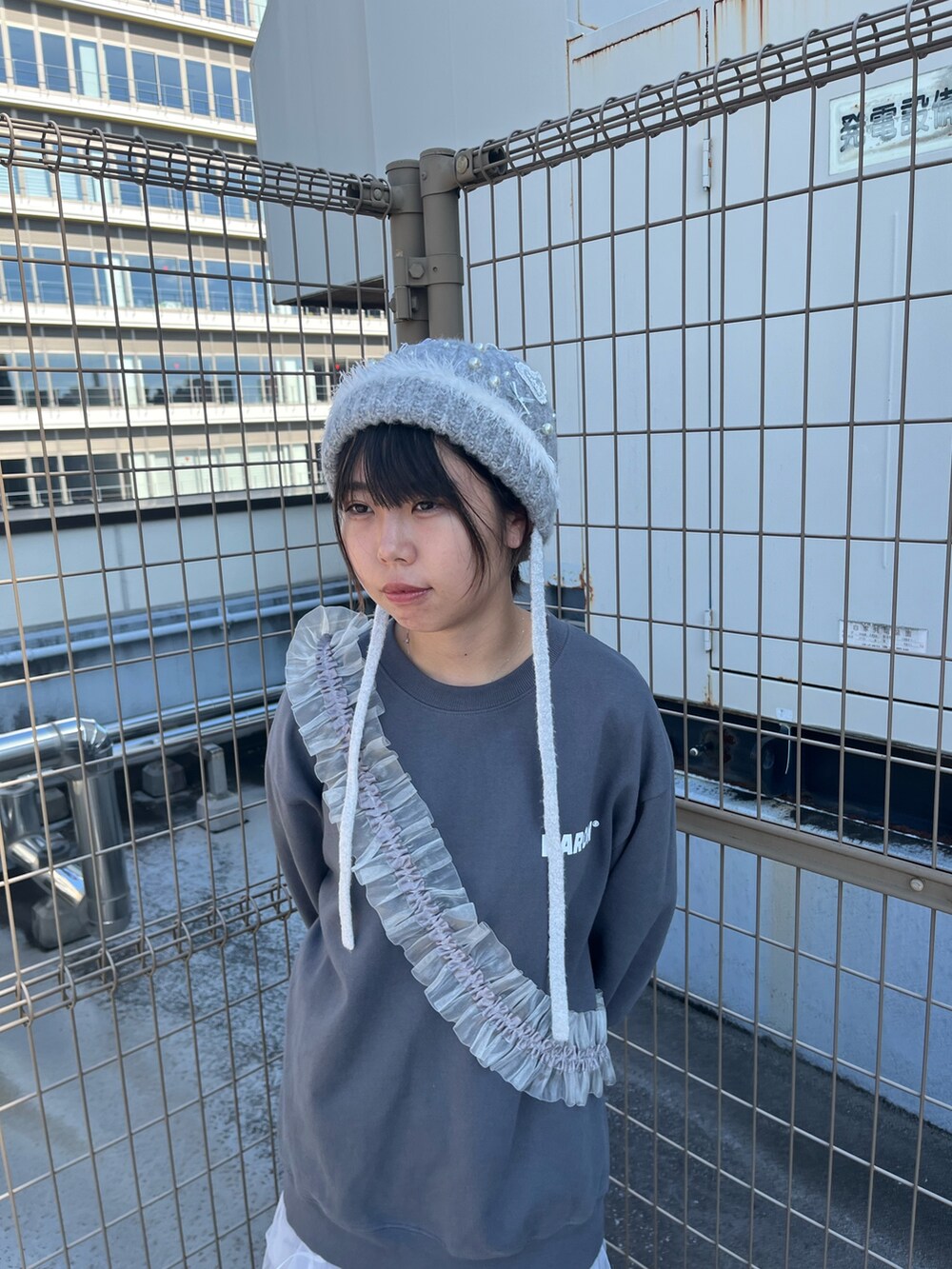 「ニット、Kaorinomori、お出かけコーデ、日常に魔法を、今日のコーデ、秋のコーデ、リボン、スウェット、ガーリー、おしゃれさんと繋がりたい」｜「kaorinomoriのmomono kakibuchi × kaorinomori アールニット / カオリノモリ（ニットキャップ/ビーニー、ホワイト系）」を使った、ﾊﾟェさん（レディース・166cm）の秋コーディネートの2枚目の写真