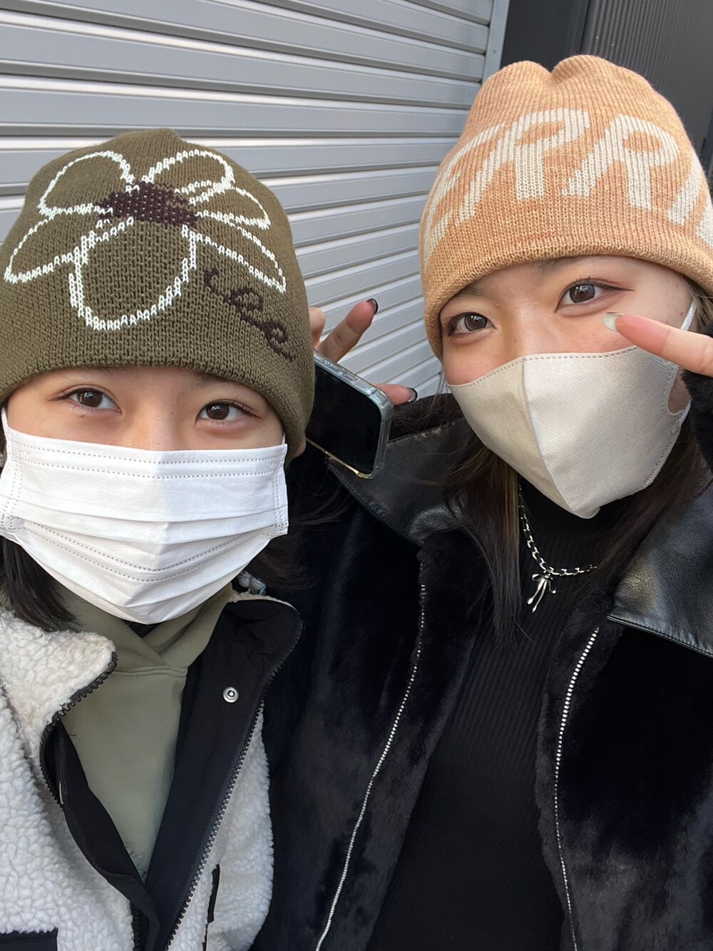 ホワイト系のニットキャップ/ビーニーを着用したレディースの冬コーディネートの2枚目の写真