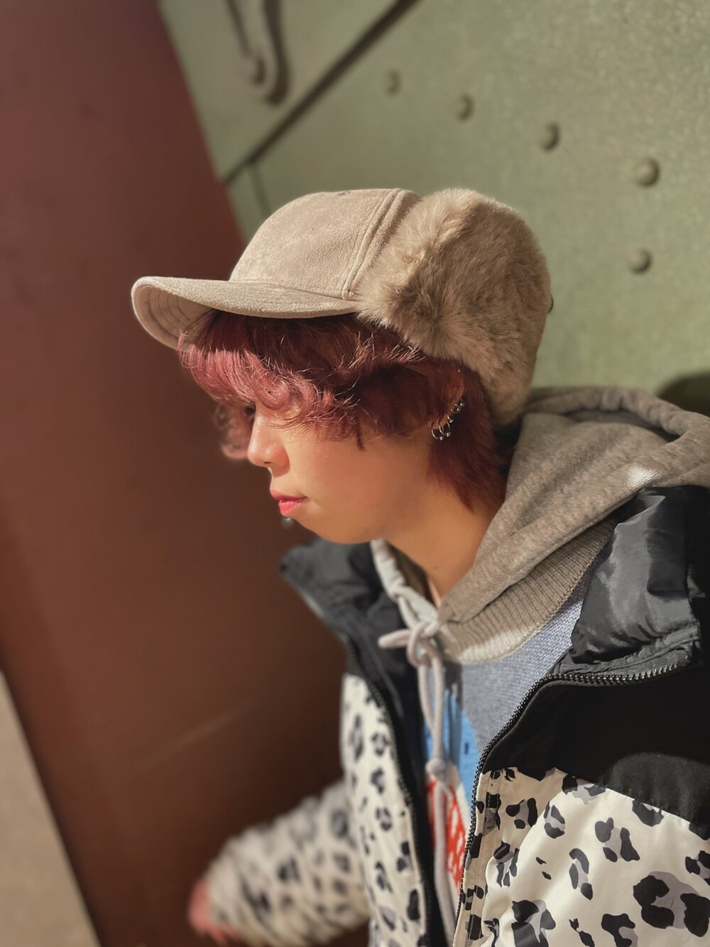 ブラック系のジャケット/アウター、ベージュ系のパンツ、ベージュ系のキャップを着用したレディースの秋コーディネートの2枚目の写真