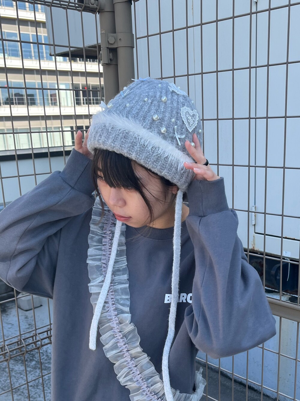 「ニット、Kaorinomori、お出かけコーデ、日常に魔法を、今日のコーデ、秋のコーデ、リボン、スウェット、ガーリー、おしゃれさんと繋がりたい」｜「kaorinomoriのmomono kakibuchi × kaorinomori アールニット / カオリノモリ（ニットキャップ/ビーニー、ホワイト系）」を使った、ﾊﾟェさん（レディース・166cm）の秋コーディネートの3枚目の写真