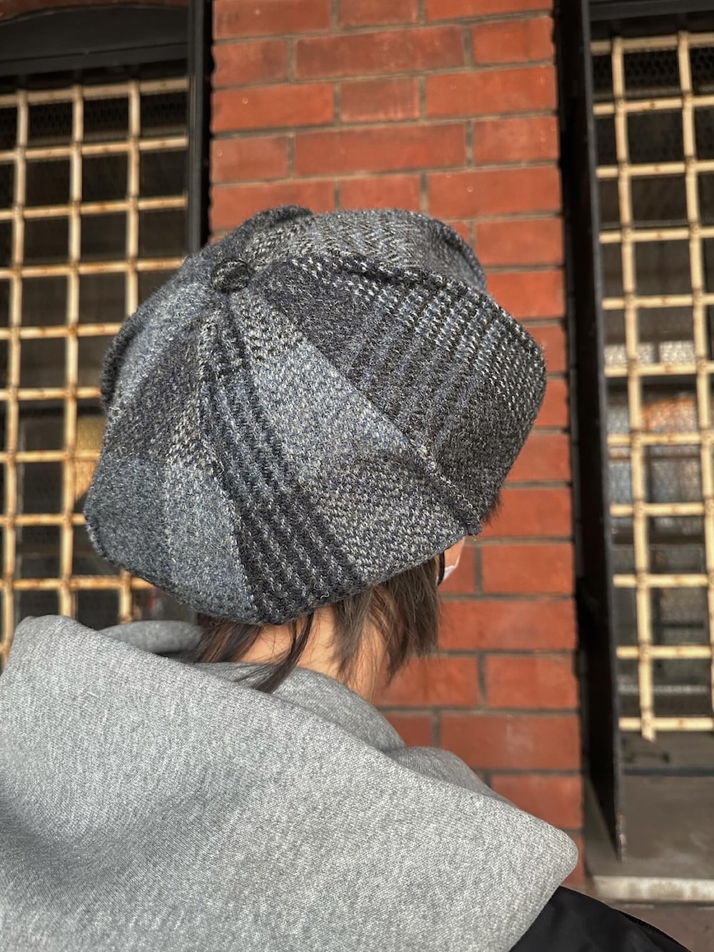 ブラック系のジャケット/アウター、グレー系のパーカー、グリーン系のパンツを着用したレディースの冬コーディネートの2枚目の写真