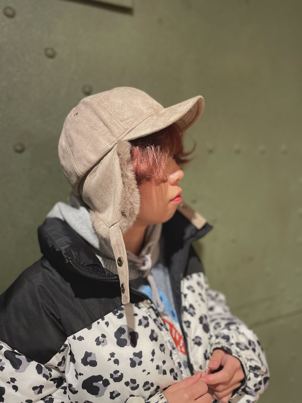 ブラック系のジャケット/アウター、ベージュ系のパンツ、ベージュ系のキャップを着用したレディースの秋コーディネートの3枚目の写真