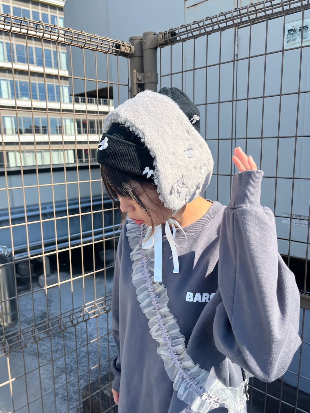 「おしゃ見えテクニック、ニット、日常に魔法を、初冬コーデ、kakibutimomono、Kaorinomori、今日のコーデ、大人かわいい、もこもこ、ヘアバンド、override 」｜「kaorinomoriのkaorinomori ユスニット / カオリノモリ（ニットキャップ/ビーニー、ブラック系）」を使った、ﾊﾟェさん（レディース・166cm）の秋コーディネートの2枚目の写真