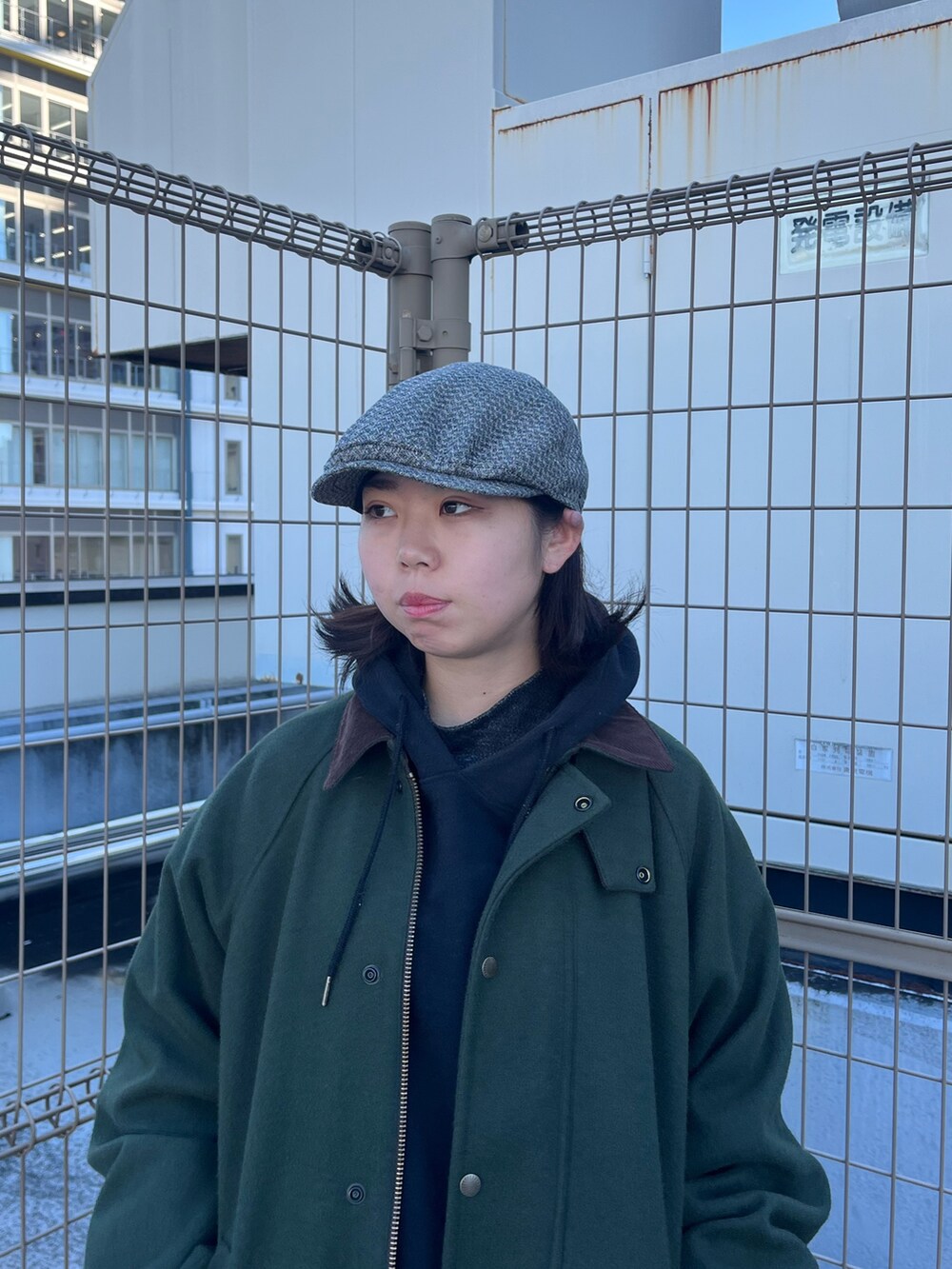 グレー系のハンチング/ベレー帽を着用したレディースの春コーディネートの2枚目の写真