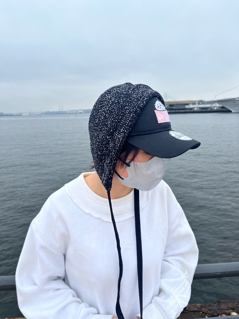 ブラック系のキャップ、ブラック系のニットキャップ/ビーニーを着用したレディースの春コーディネートの2枚目の写真