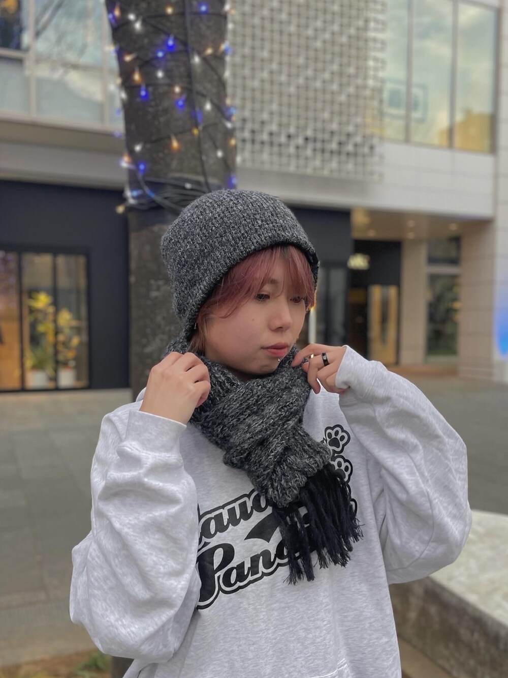 ブラック系のスカート、ブラック系のスニーカー、グレー系のニットキャップ/ビーニーを着用したレディースの冬コーディネートの2枚目の写真