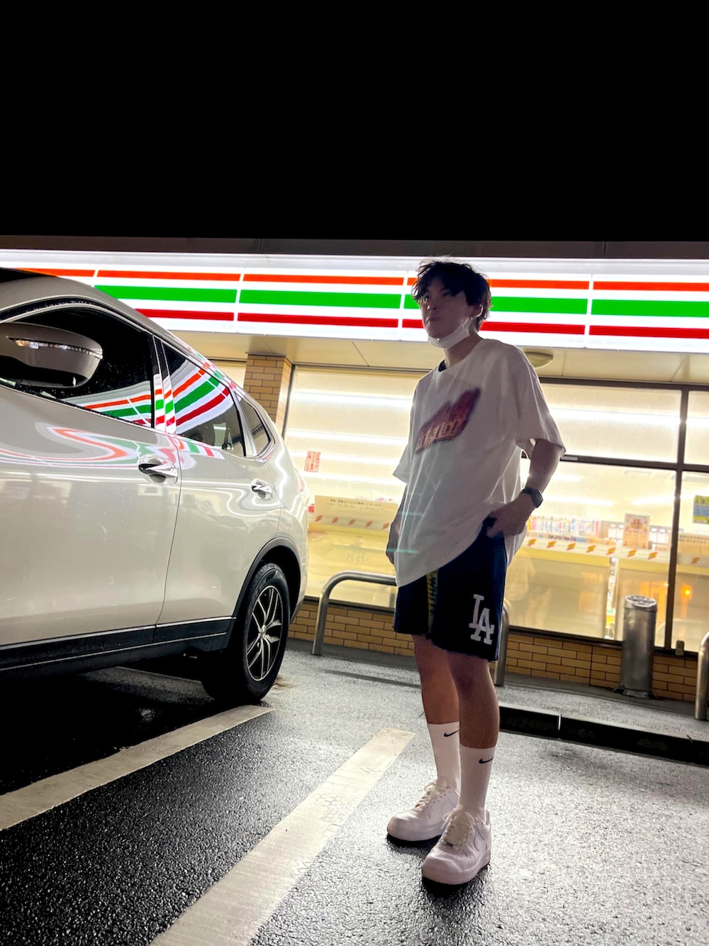 ホワイト系のTシャツ/カットソー、ブルー系のその他パンツ、ホワイト系のスニーカーを着用したメンズの夏コーディネートの2枚目の写真