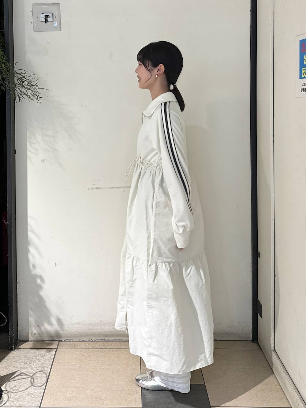 ホワイト系のTシャツ/カットソー、シルバー系のバレエシューズ、ホワイト系のワンピースを着用したレディースの春コーディネートの2枚目の写真