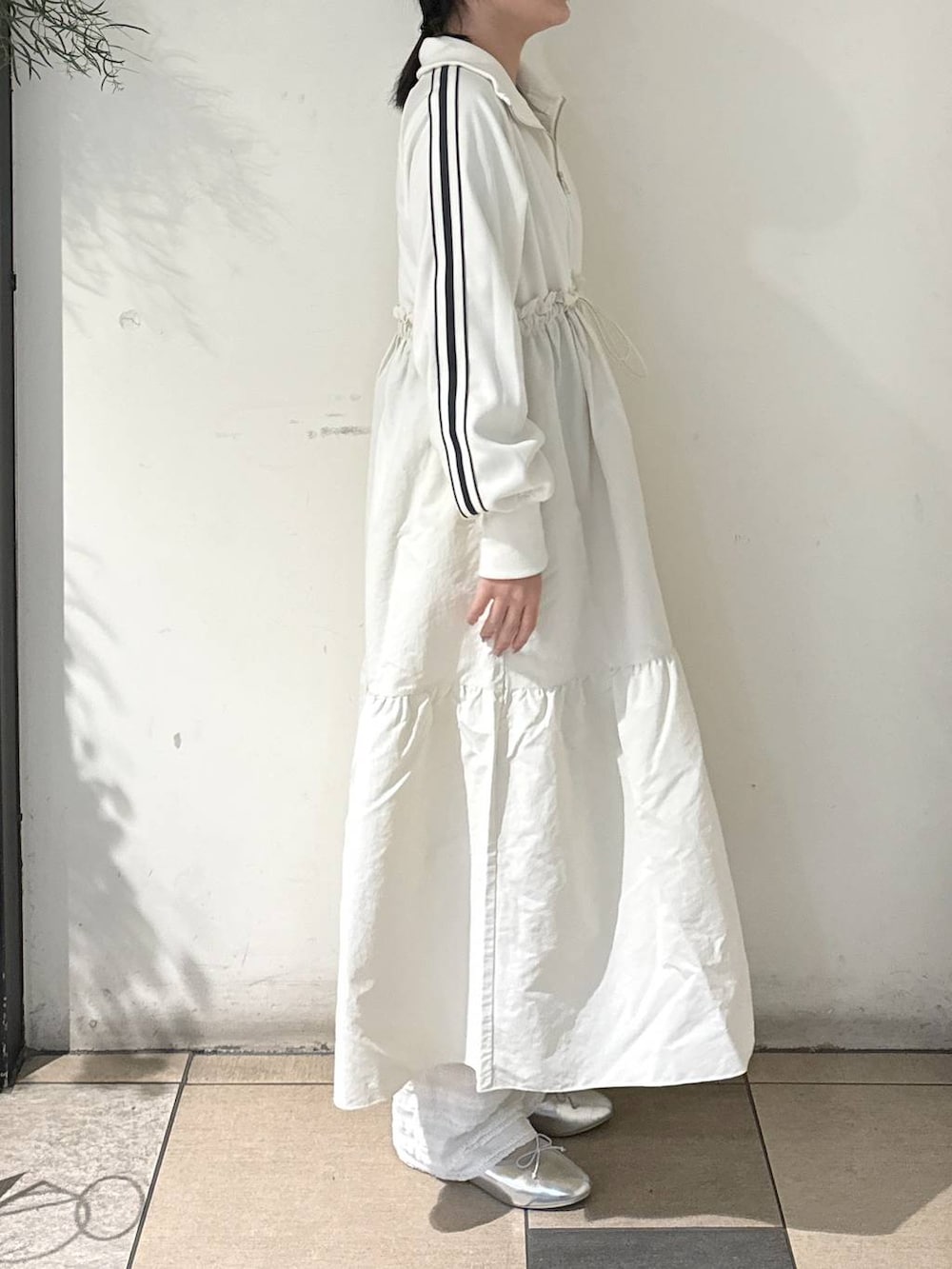 ホワイト系のTシャツ/カットソー、シルバー系のバレエシューズ、ホワイト系のワンピースを着用したレディースの春コーディネートの3枚目の写真