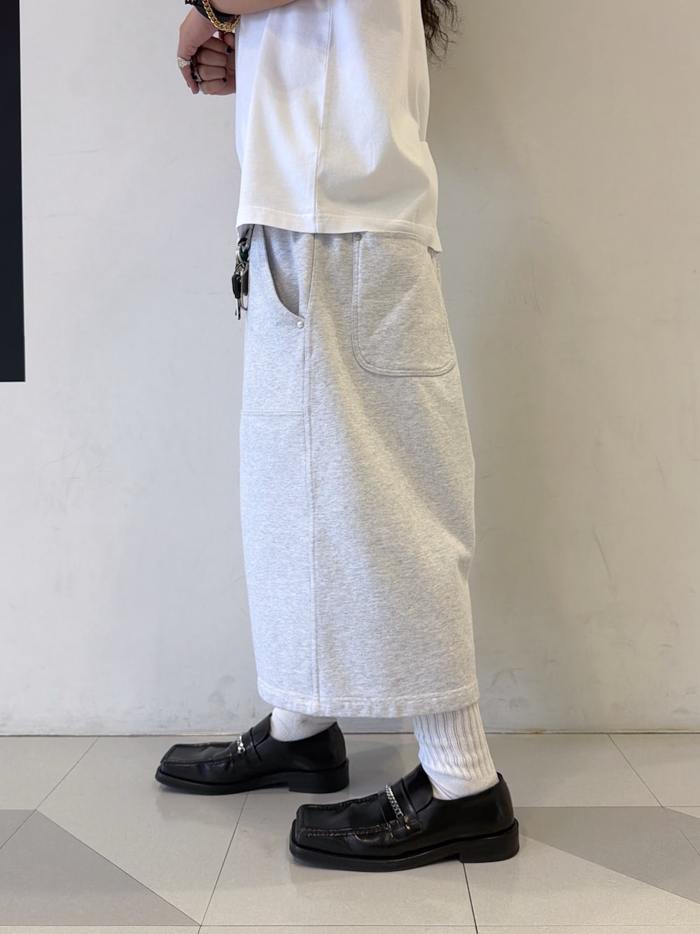 ホワイト系のTシャツ/カットソー、グレー系のスウェットパンツ、レッド系のキャップを着用したメンズの夏コーディネートの4枚目の写真