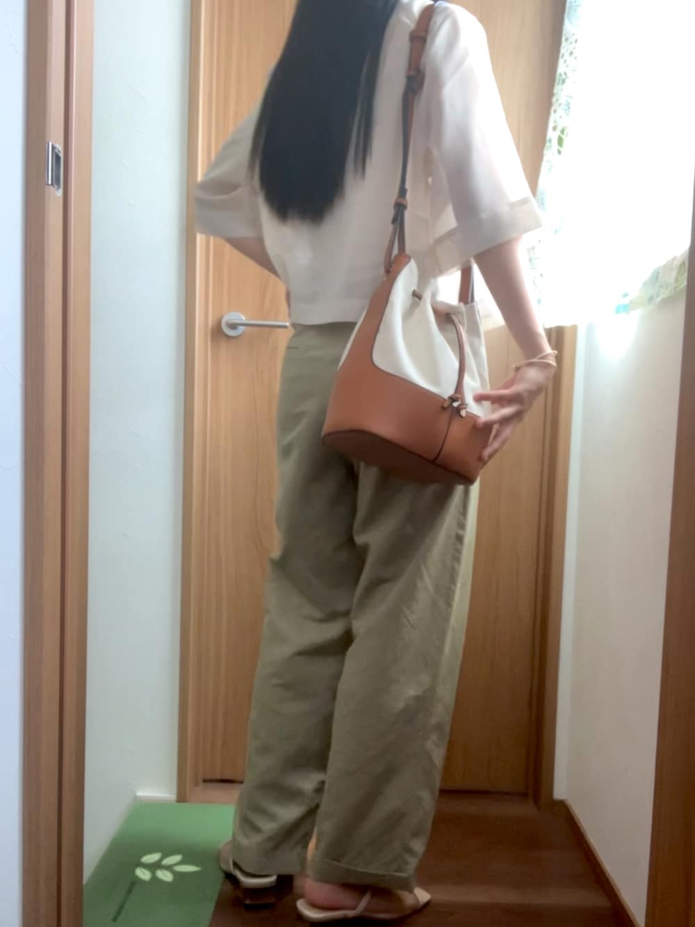 ホワイト系のシャツ/ブラウス、グリーン系のパンツ、ベージュ系のサンダルを着用したレディースの夏コーディネートの2枚目の写真