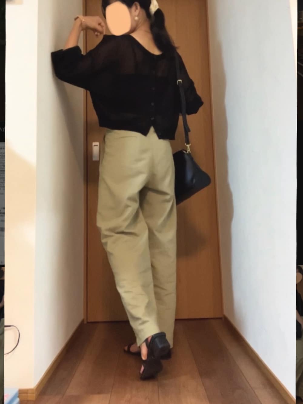 「シースルー、ワイドパンツ、リネンパンツ、タンクトップ、きれいめカジュアル、シアーカーディガン」｜「tu-hacciの【累計85万枚突破!】ノンワイヤーでもナチュ盛り！ブラが要らないBRAIRAZU-ブライラズ-リブキャミソール 浅V型（キャミソール、ブラック系）」を使った、和桜さん（骨格ナチュラル・レディース・162cm）の夏コーディネートの3枚目の写真