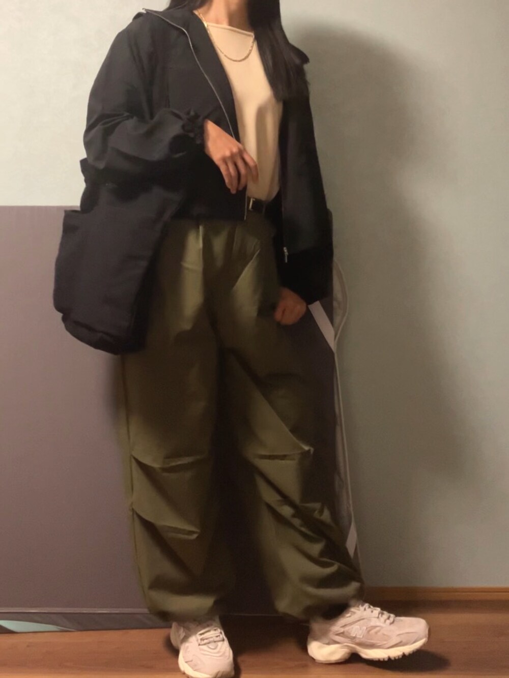「秋コーデ、アウトドアスタイル、ブルゾン、パラシュートパンツ」｜「AMERICAN HOLICのパラシュートパンツ（その他パンツ、グリーン系）」を使った、和桜さん（骨格ナチュラル・レディース・162cm）の秋コーディネートの2枚目の写真