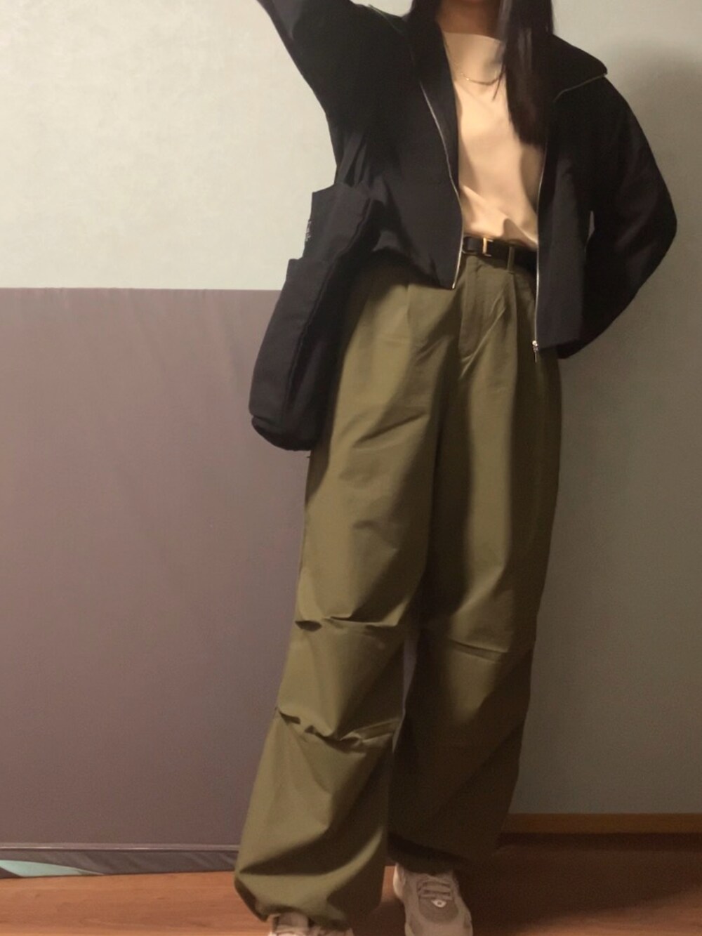 「秋コーデ、アウトドアスタイル、ブルゾン、パラシュートパンツ」｜「AMERICAN HOLICのパラシュートパンツ（その他パンツ、グリーン系）」を使った、和桜さん（骨格ナチュラル・レディース・162cm）の秋コーディネートの3枚目の写真