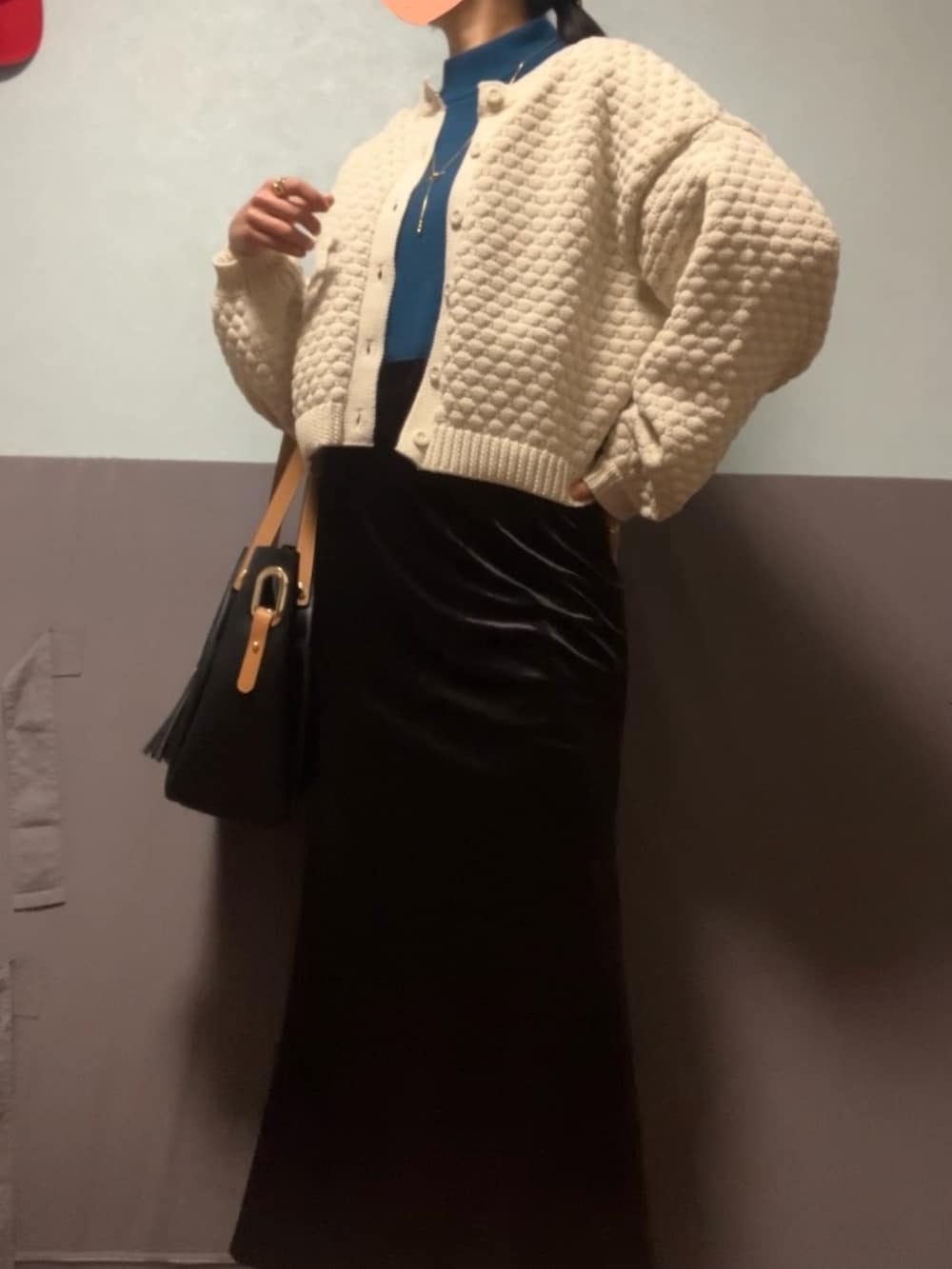 「おでかけコーデ、大人カジュアル、冬コーデ、Iラインスカート、カーディガン」｜「mily biletの【mily bilet】印象的1枚。2wayぽこぽこ軽量クロップド丈ニットカーディガン（カーディガン/ボレロ、ホワイト系）」を使った、和桜さん（骨格ナチュラル・レディース・162cm）の冬コーディネートの2枚目の写真