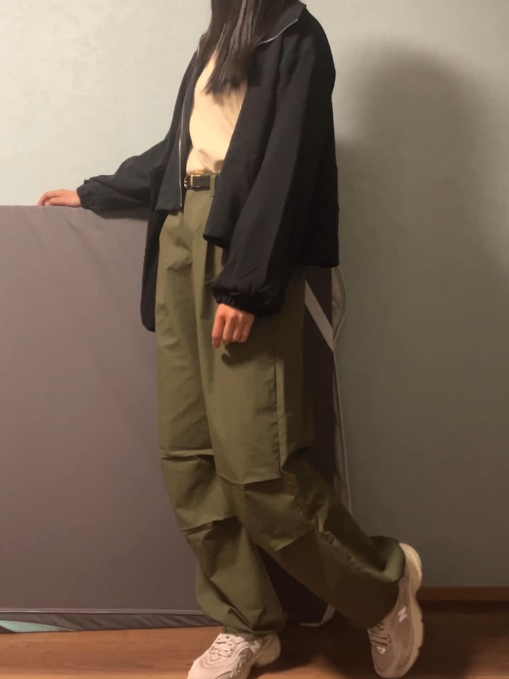 「秋コーデ、アウトドアスタイル、ブルゾン、パラシュートパンツ」｜「AMERICAN HOLICのパラシュートパンツ（その他パンツ、グリーン系）」を使った、和桜さん（骨格ナチュラル・レディース・162cm）の秋コーディネートの4枚目の写真