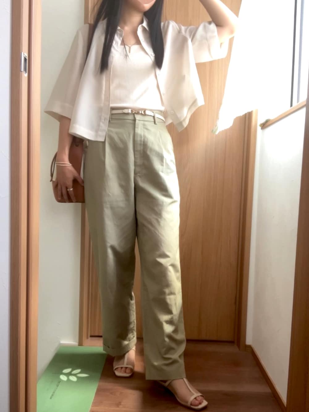 ホワイト系のシャツ/ブラウス、グリーン系のパンツ、ベージュ系のサンダルを着用したレディースの夏コーディネートの3枚目の写真