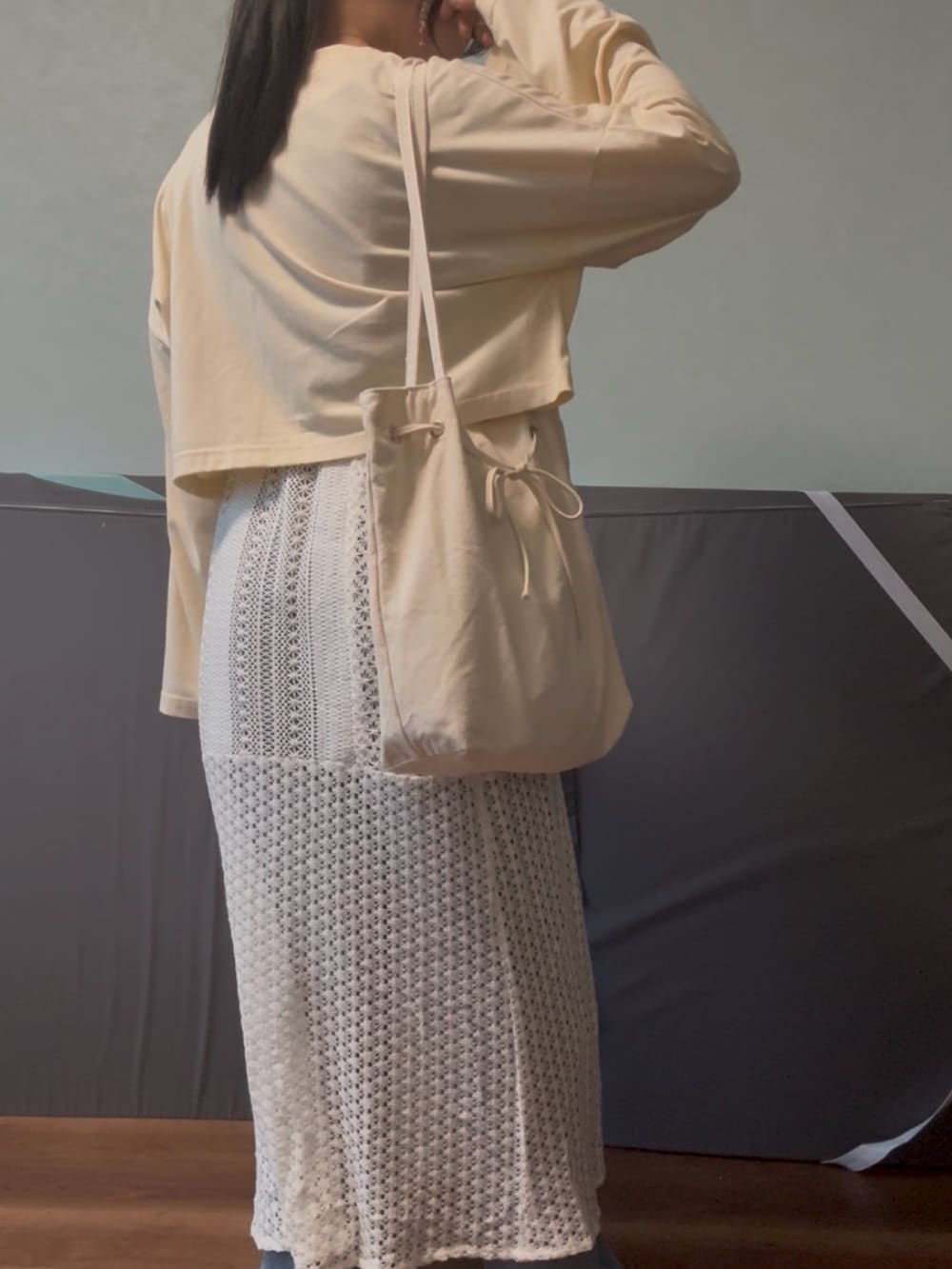 ホワイト系のスカート、ブルー系のデニムパンツ、ベージュ系のTシャツ/カットソーを着用したレディースの春コーディネートの4枚目の写真