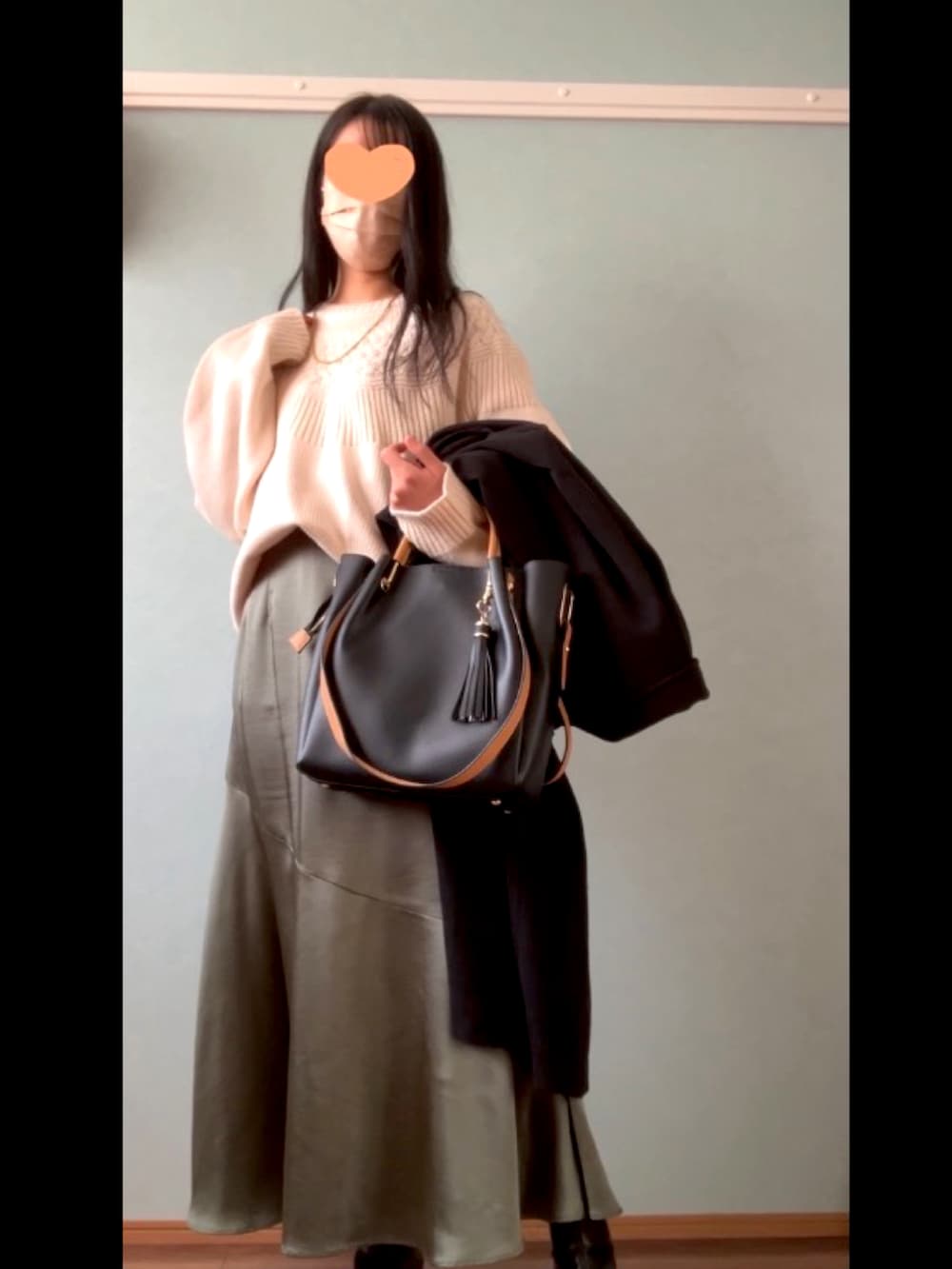 「きれいめカジュアル、冬コーデ、ロングコート、サテンスカート、ブーツ」｜「classicalelfのロング丈が気分♪2wayニットモッサスタンドカラーロングコート（ステンカラーコート、ブラック系）」を使った、和桜さん（骨格ナチュラル・レディース・162cm）の冬コーディネートの4枚目の写真