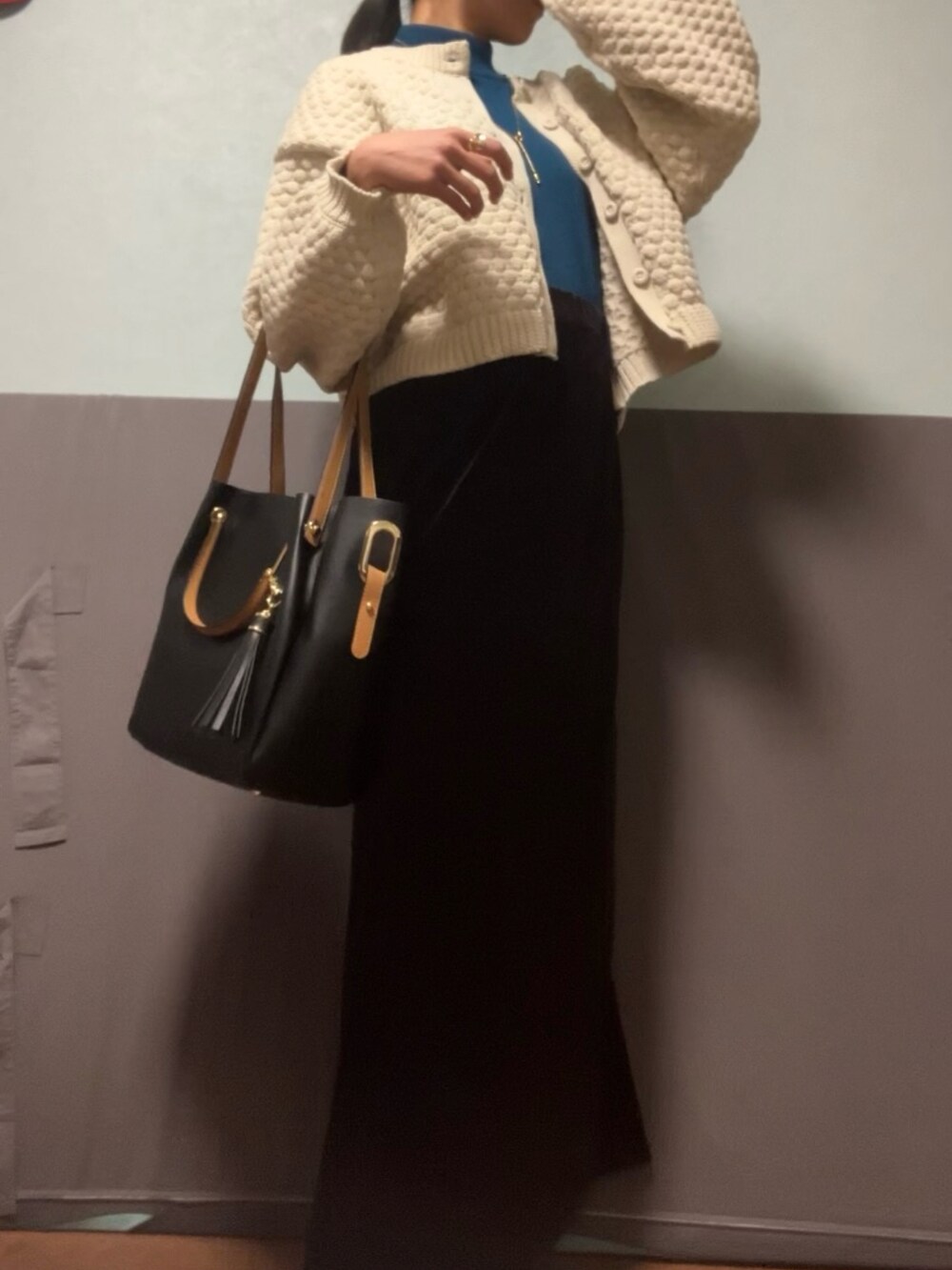 「おでかけコーデ、大人カジュアル、冬コーデ、Iラインスカート、カーディガン」｜「mily biletの【mily bilet】印象的1枚。2wayぽこぽこ軽量クロップド丈ニットカーディガン（カーディガン/ボレロ、ホワイト系）」を使った、和桜さん（骨格ナチュラル・レディース・162cm）の冬コーディネートの3枚目の写真