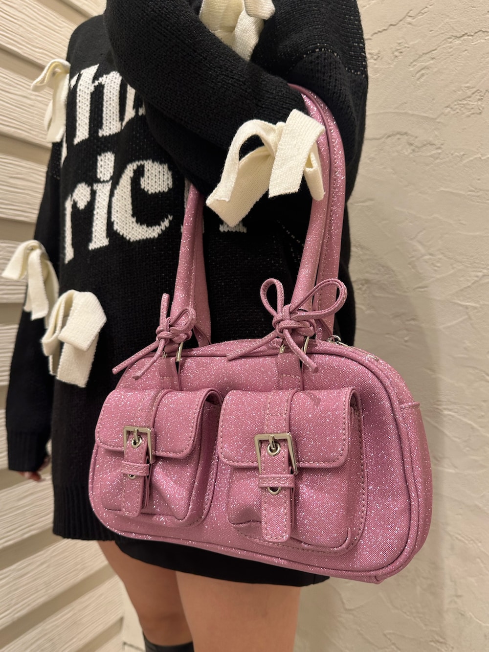 「ニット、ミドルブーツ、バッグ、秋冬コーデ、157㎝、ニットコーデ、ワンピース、スパイラルガール、リボン、ピンクバッグ」｜「SPIRALGIRLのリボンモチーフジャガードニット（ニット/セーター、ブラック系）」を使った、SHIHOさん（レディース・157cm）の秋コーディネートの2枚目の写真