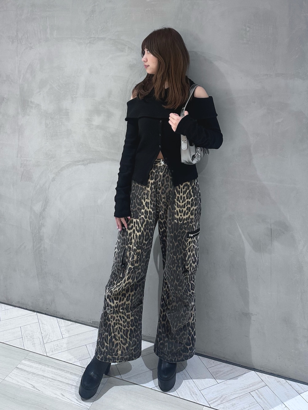 「春服コーデ、レオパード、ワイドパンツ、オープンショルダー、トップス、ブラック、バッグ、フード付きトップス、157cm、スパイラルガール」｜「SPIRALGIRLのフード付きオープンショルダートップス（Tシャツ/カットソー、ブラック系）」を使った、SHIHOさん（レディース・157cm）の春コーディネートの2枚目の写真