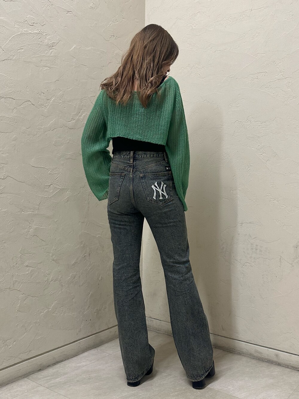 「お出かけコーデ、スパイラルガール、MLB、BTTF、デニム、ニットカーディガン、157cm、グリーン、フレアパンツ、秋服コーデ」｜「BACK TO THE FIELDの【MLB】ポケットロゴフレアデニム（デニムパンツ、ブルー系）」を使った、SHIHOさん（レディース・157cm）の夏コーディネートの2枚目の写真